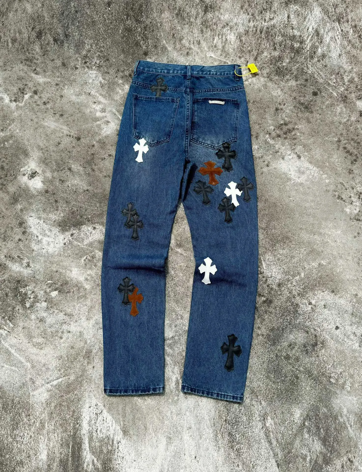 P260 model number: H638 Chrome Hearts CH Chrome Hearts 24SS vip custom-made double-knee leather flame high street cross jeans. Original purchased and patterned to truly restore the ultimate vintage texture. Special Italian cowhide print and then cut. Customized sheepskin three-layer thick line leather. The whole body is spliced in heavy water washing process. The craftsman hand-splashes ink. You can see the details. Three-dimensional cutting version. Loose and comfortable, not picky on the figure. Shows height and slimness. Seiko factory. Original factory quality control. Same style for men and women. Can be matched with couples. Versatile recommendation. Must-have jeans for all seasons. Color: blue. Size: 28, 30, 32, 34, 36 (S-xxl)